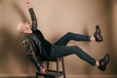 moda giyim studio poz içinde adam