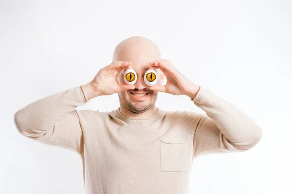 Kale Man Bedekt Ogen Met Kip Rauwe Eieren — Stockfoto