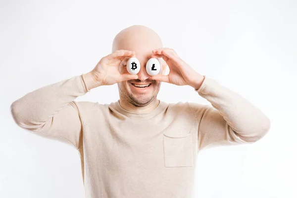 Kale Man Bedekt Ogen Met Kip Rauwe Eieren — Stockfoto