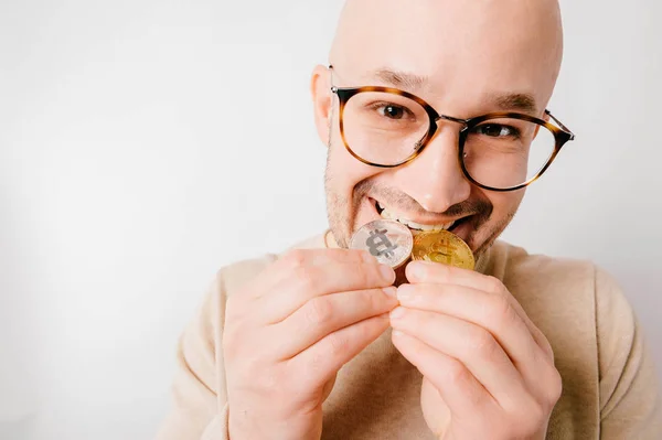 Πορτρέτο Του Αστεία Φαλακρός Άνδρας Δάγκωμα Bitcoins — Φωτογραφία Αρχείου