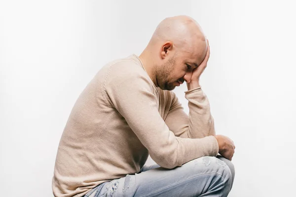 Homem Careca Com Estresse Psicológico Lutando Pela Vida Após Cirurgia — Fotografia de Stock