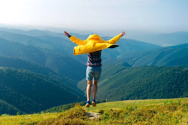 Vista Trasera Del Hombre Impermeable Amarillo Parte Superior Las Montañas — Foto de Stock