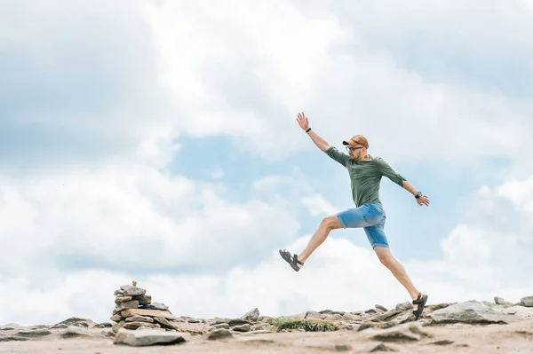 Hombre Joven Saltando Las Montañas Día Verano — Foto de Stock