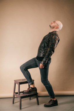 moda giyim studio poz içinde adam