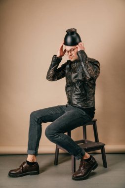adam studio poz başındaki siyah pot ile moda giyim