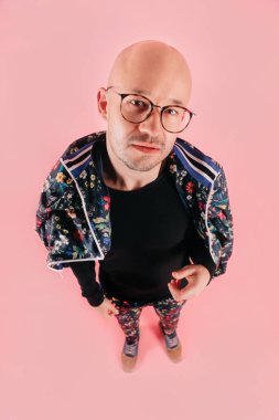 pembe bir arka plan üzerinde şık gencin moda giysiler içinde yüksek açılı görünüş