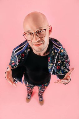 pembe bir arka plan üzerinde şık gencin moda giysiler içinde yüksek açılı görünüş