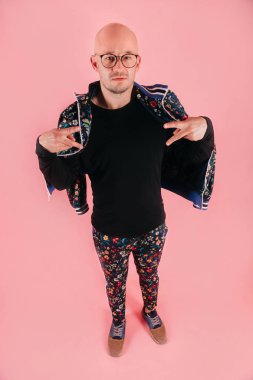 pembe bir arka plan üzerinde şık gencin moda giysiler içinde yüksek açılı görünüş