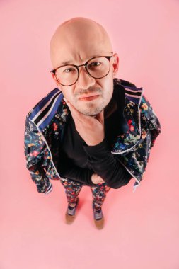 pembe bir arka plan üzerinde şık gencin moda giysiler içinde yüksek açılı görünüş