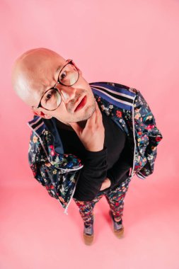 pembe bir arka plan üzerinde şık gencin moda giysiler içinde yüksek açılı görünüş