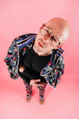 pembe bir arka plan üzerinde şık gencin moda giysiler içinde yüksek açılı görünüş