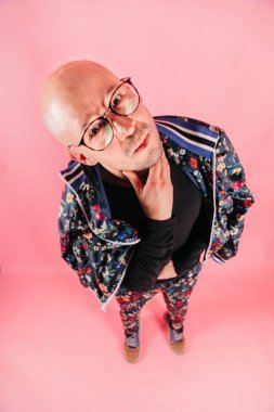 pembe bir arka plan üzerinde şık gencin moda giysiler içinde yüksek açılı görünüş