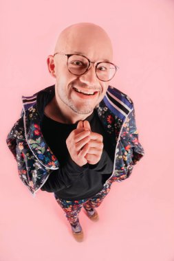 pembe bir arka plan üzerinde moda giysiler içindeki genç adamın yüksek açılı görünüş