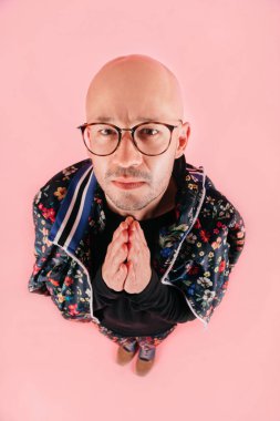 pembe bir arka plan üzerinde moda giysiler içindeki genç adamın yüksek açılı görünüş