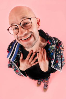 pembe bir arka plan üzerinde moda giysiler içindeki genç adamın yüksek açılı görünüş