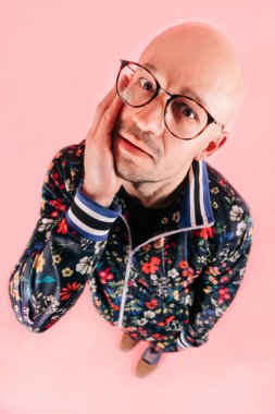 pembe bir arka plan üzerinde moda giysiler içindeki genç adamın yüksek açılı görünüş