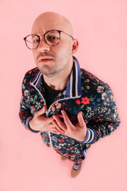 pembe bir arka plan üzerinde moda giysiler içindeki genç adamın yüksek açılı görünüş