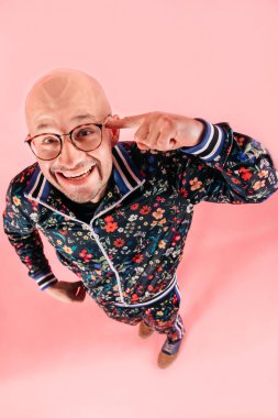 pembe bir arka plan üzerinde moda giysiler içindeki genç adamın yüksek açılı görünüş