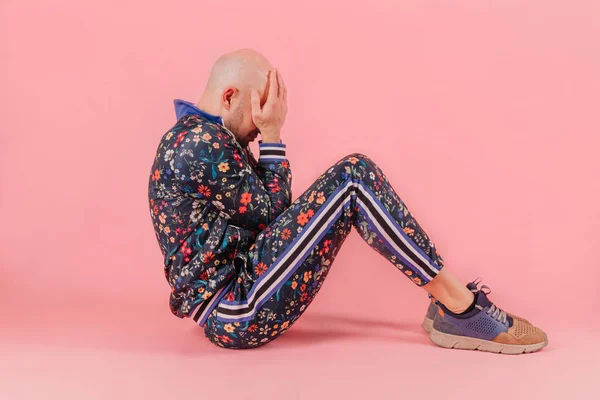 Mladý Muž Módní Oblečení Pózuje Růžovém Pozadí — Stock fotografie