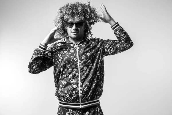 evde poz Modern giyimleri kıvırcık saçlı Genç adamın siyah beyaz fotoğraf