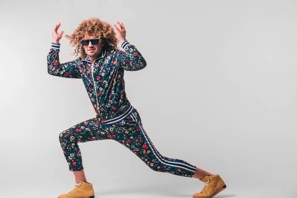 Jeune Homme Aux Cheveux Bouclés Vêtements Mode Posant Maison — Photo