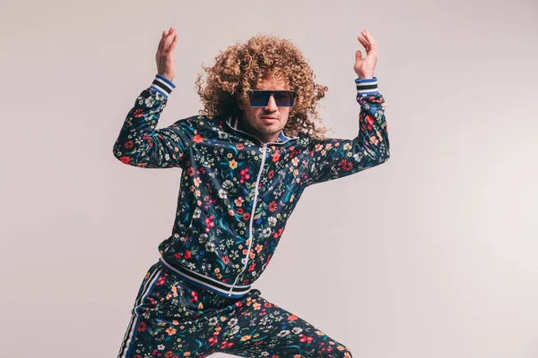 Jeune Homme Aux Cheveux Bouclés Vêtements Mode Posant Maison — Photo