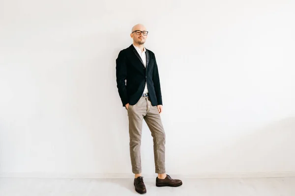 Junger Mann Modischer Kleidung Posiert Hause Auf Weißem Wandhintergrund — Stockfoto