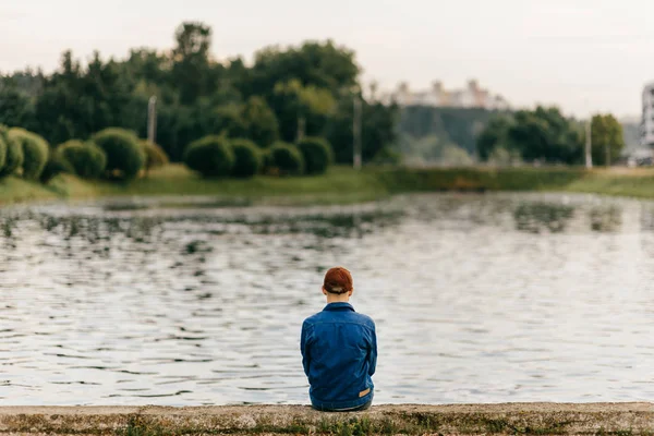 Osamělý Muž Sedící Okraji Nábřeží — Stock fotografie