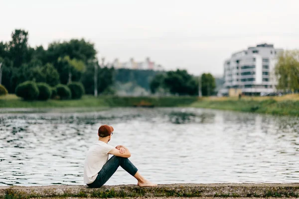 Einsamer Mann Sitzt Auf Böschungsrand Freien — Stockfoto