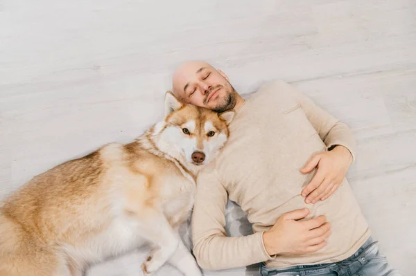 Hombre Acostado Suelo Con Perro Husky — Foto de Stock