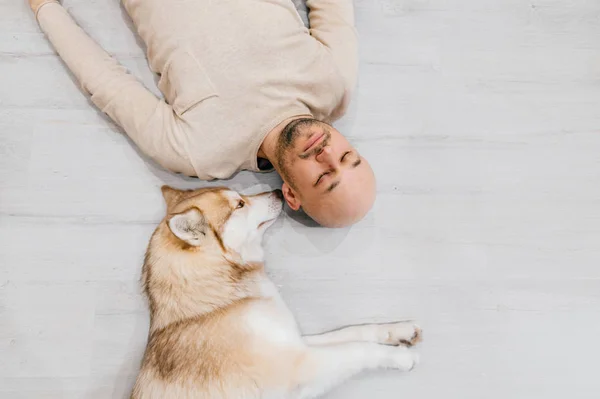 Homem Deitado Chão Com Cão Husky — Fotografia de Stock