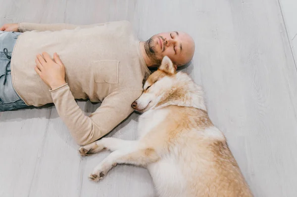 Homem Deitado Chão Com Cão Husky — Fotografia de Stock