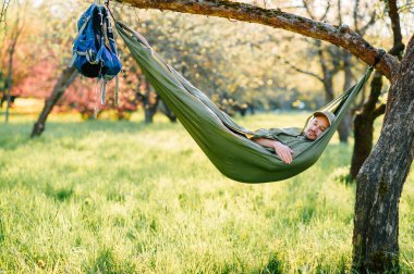 yaz günü hamakta dinlenme gezgin