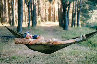 Gezgin ahşap günlüğüyle orman hamakta dinlenme