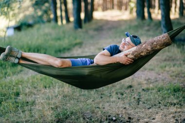 Gezgin ahşap günlüğüyle orman hamakta dinlenme