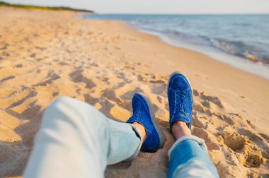 adam kısmi görünümünü yaz gününde kum plajındaki