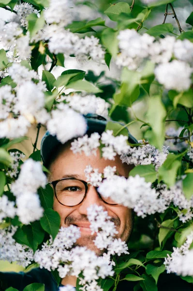 Close Portret Van Mens Lentebloemen — Stockfoto