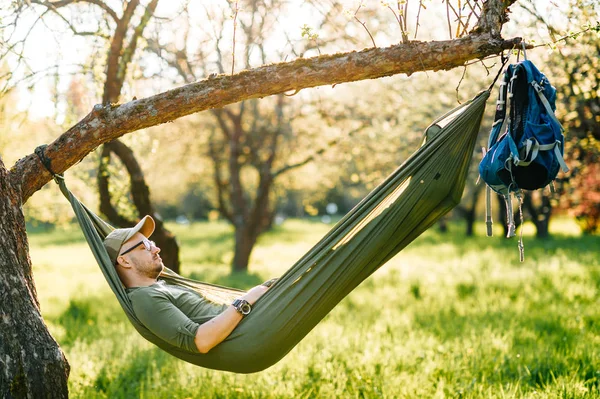 yaz günü hamakta dinlenme gezgin