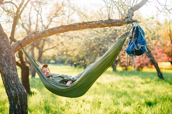yaz günü hamakta dinlenme gezgin