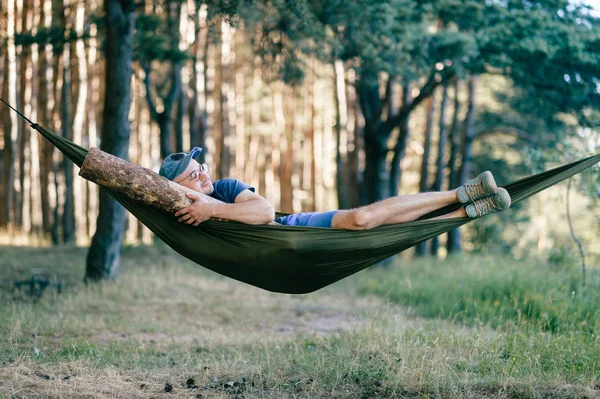 Gezgin Ahşap Günlüğüyle Orman Hamakta Dinlenme — Stok fotoğraf