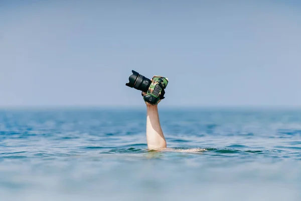 Schnappschuss Eines Mannes Mit Professioneller Fotokamera Wasserdichter Hülle Über Wasser — Stockfoto