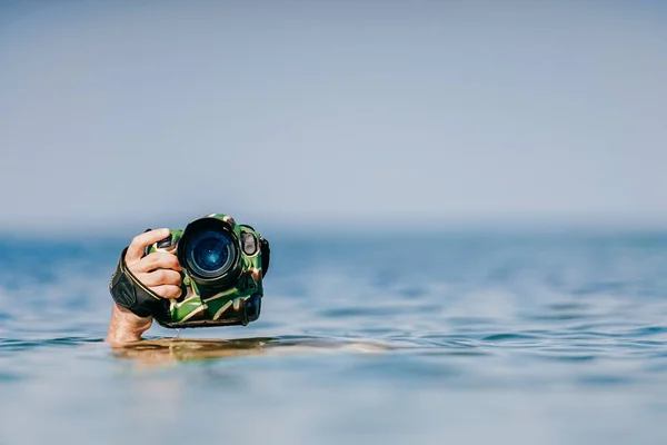 Cropped Shot Man Holding Professional Photo Camera Waterproof Case Water — Stock Photo, Image