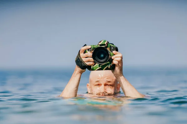 Schnappschuss Eines Mannes Mit Professioneller Fotokamera Wasserdichter Hülle Über Wasser — Stockfoto