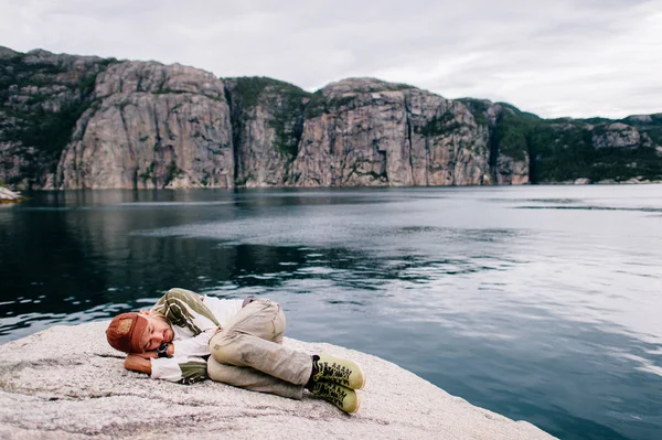 Homem Viajante Jeans Boné Sapatos Deitado Pedra Além Fiorde Noruega — Fotografia de Stock