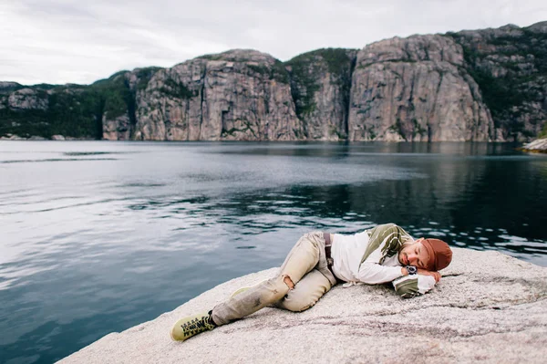 Cestovatelů Muž Džínách Čepici Boty Leží Kameni Nad Fjordu Norsku — Stock fotografie