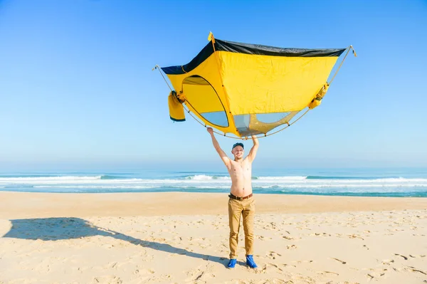 Uomo Topless Che Tiene Tenda Sopra Testa Sulla Spiaggia Sabbiosa — Foto Stock