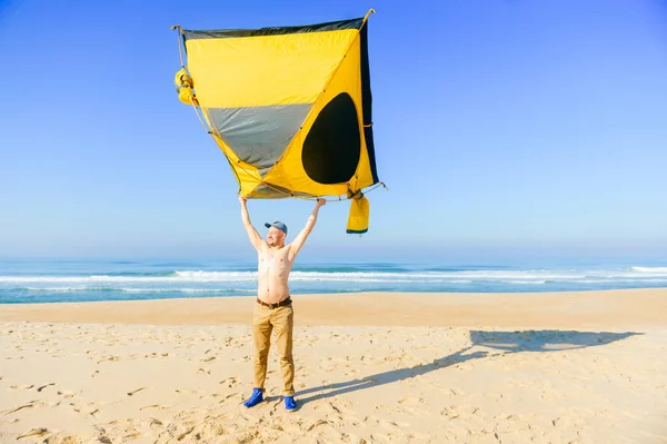 Uomo Topless Che Tiene Tenda Sopra Testa Sulla Spiaggia Sabbiosa — Foto Stock