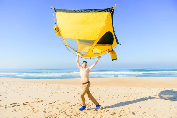 Uomo Topless Che Tiene Tenda Sopra Testa Sulla Spiaggia Sabbiosa — Foto Stock