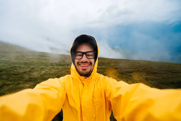 Kamera Szempontjából Utazó Sárga Esőkabátot Selfie Véve Hegyek Során Viharos — Stock Fotó