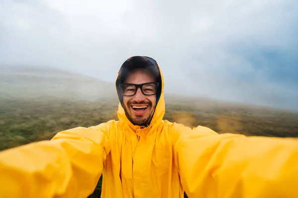 Kamera Synspunkt Rejsende Gul Regnfrakke Briller Tager Selfie Bjergene Stormfuldt - Stock-foto